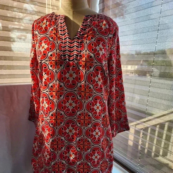 crown & ivy Dresses & Skirts - Crown & Ivy Dress Size 4 red White geometric print Long Sleeve Tunic Style